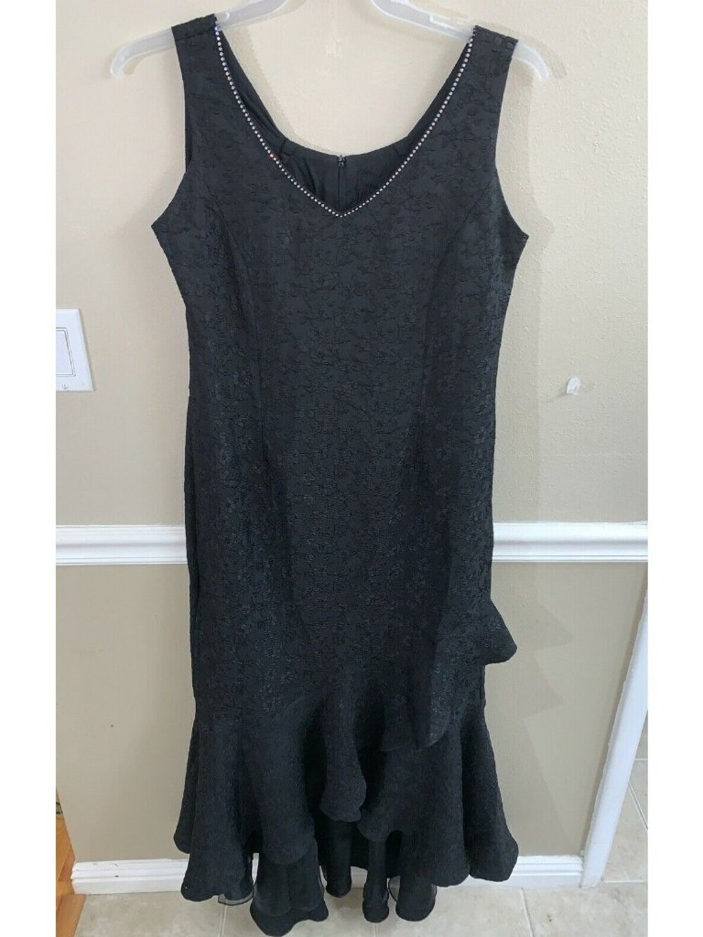 woman's lined black lace long maxi dress size M rhinestone v-neckline mermaid